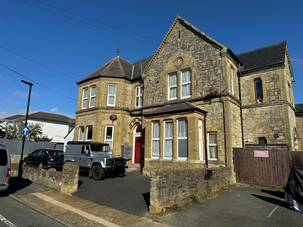 Lot: 147 - FREEHOLD BLOCK OF NINE FLATS FOR INVESTMENT - Front elevation with red communal door